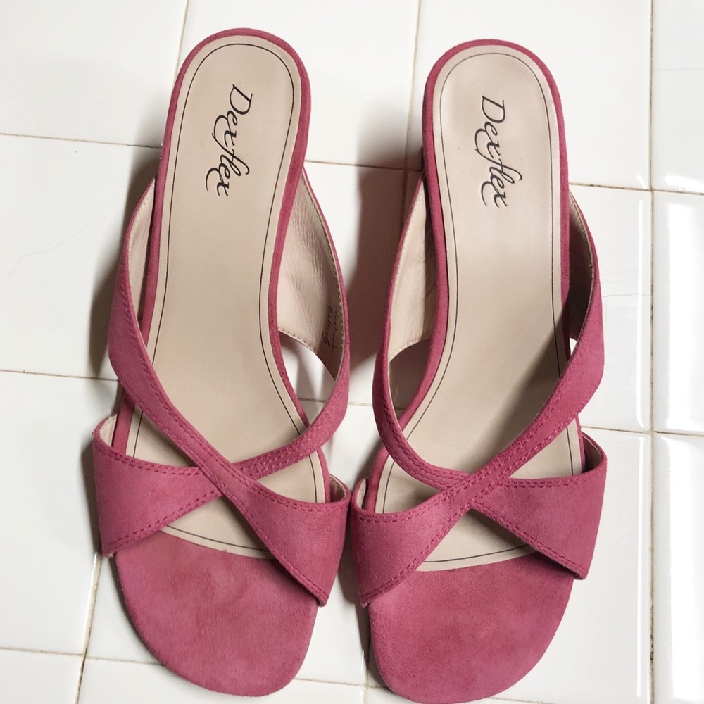 Dexflex low heel pink sandals in size 8 medium